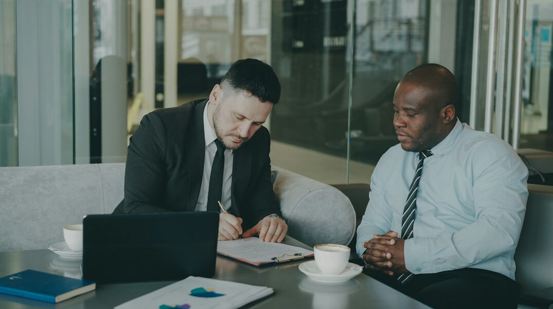 manager mentoring employee
